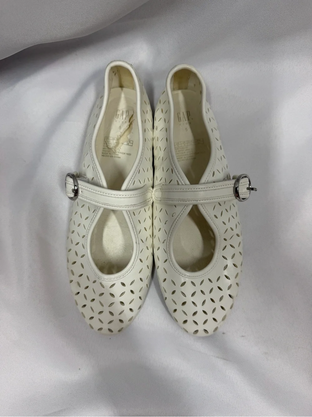 GAP | Mary Jane Flats White Shoes Perforated Lace Design Strap Big Girls Size 5
